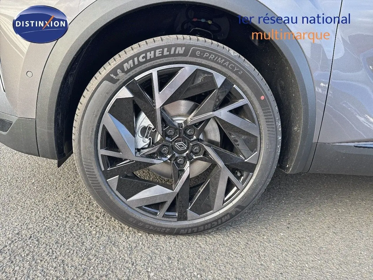 Gros plan sur la roue avant droite du Renault Symbioz gris Cassiopée métal avec jante noire au design géométrique.