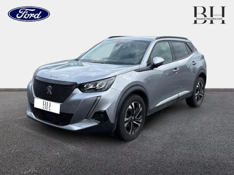 Peugeot 2008 gris Artense vue 3/4 avant droit avec calandre noire et jantes alliage noires et argentées