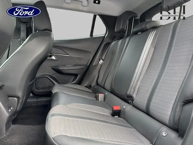 Vue latérale droite de l'intérieur arrière du Peugeot 2008 2021 avec banquette tissu et cuir gris et appuie-têtes réglables.