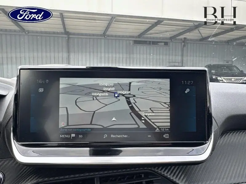 Écran tactile du système de navigation de la Peugeot 2008 2021, affichant une carte en intérieur du véhicule.