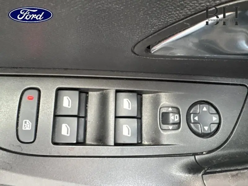 Panneau de commandes des vitres et rétroviseurs côté conducteur d'une Peugeot 2008 gris Artense, vue rapprochée intérieure.