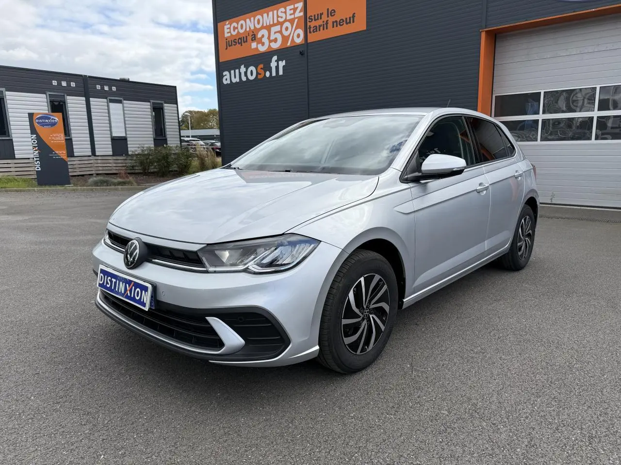 Volkswagen Polo gris Reflet Argent vue 3/4 avant droit, avec jantes noires et calandre noire brillante.