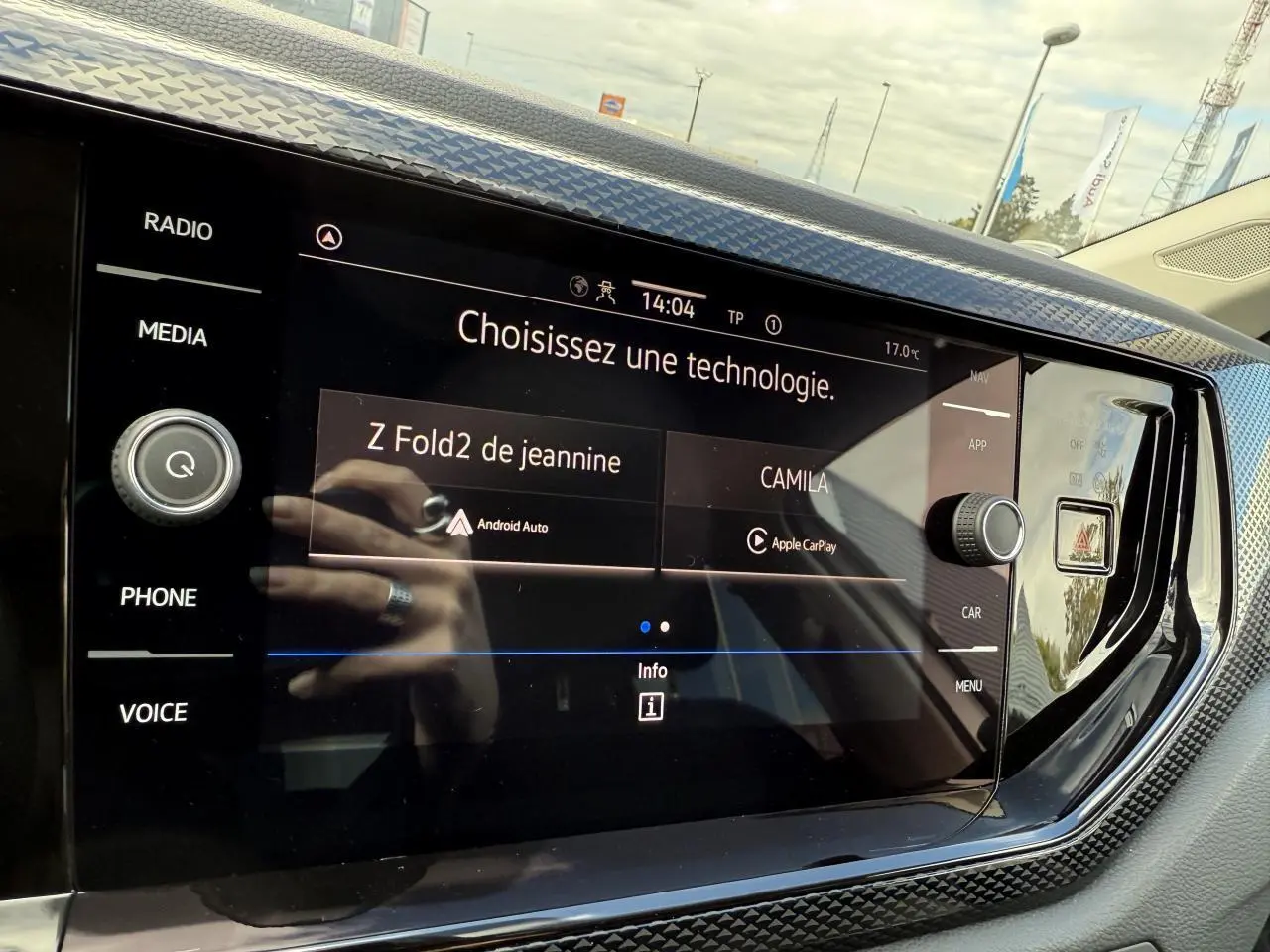 Écran tactile central du tableau de bord de la Volkswagen Polo 2025, affichant les options Android Auto et Apple CarPlay.