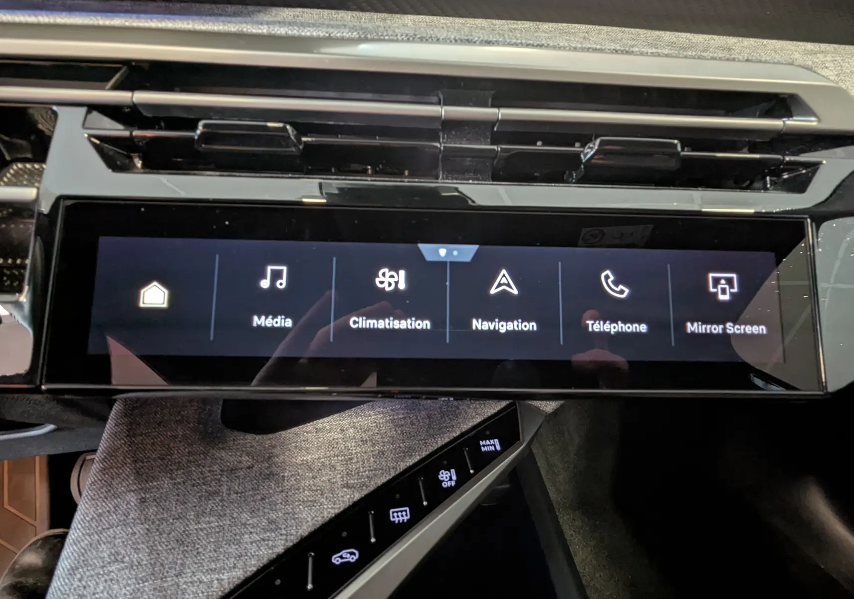 Écran tactile panoramique 21 pouces du tableau de bord du Peugeot 3008 noir, affichant les menus Média, Climatisation, Navigation, Téléphone et Mirror Screen.