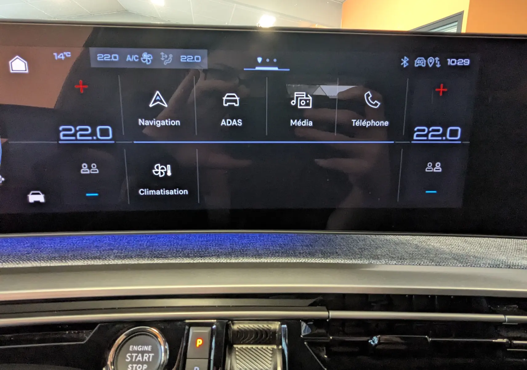 Écran tactile panoramique 21 pouces affichant la climatisation et les options multimédia du Peugeot 3008 noir, vue intérieure frontale.
