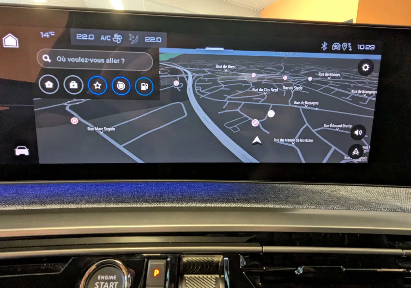 Vue rapprochée de l'écran panoramique 21'' du tableau de bord du Peugeot 3008 Hybrid noir, affichant le GPS en mode nuit.