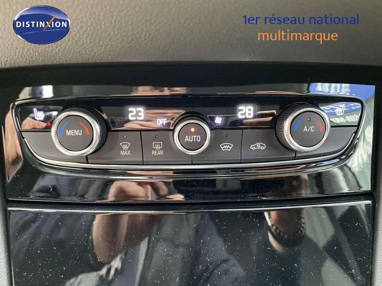 Panneau de commande de climatisation automatique de l’Opel Grandland X gris Moai Metal, vue frontale rapprochée.