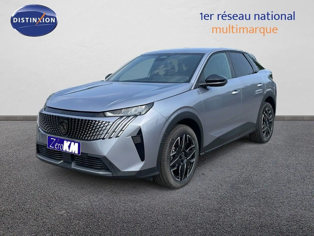 Peugeot 3008 Hybrid gris Artense métal en 3/4 avant, avec calandre distinctive et jantes noires bicolores.