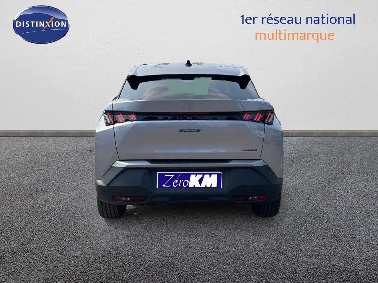 Vue arrière d'un Peugeot 3008 Hybrid gris Artense métal avec feux LED distinctifs et plaque Zéro KM.