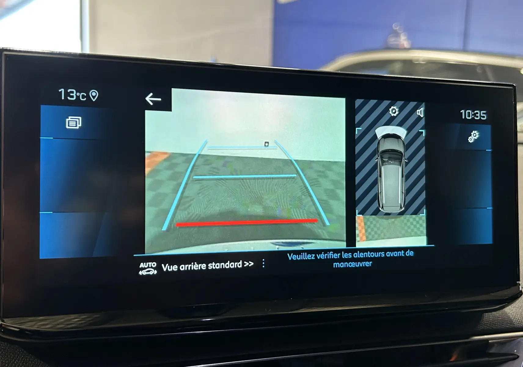 Écran multimédia du Peugeot 5008 gris Platinium montrant la caméra de recul et l'affichage 360° à 10h35.