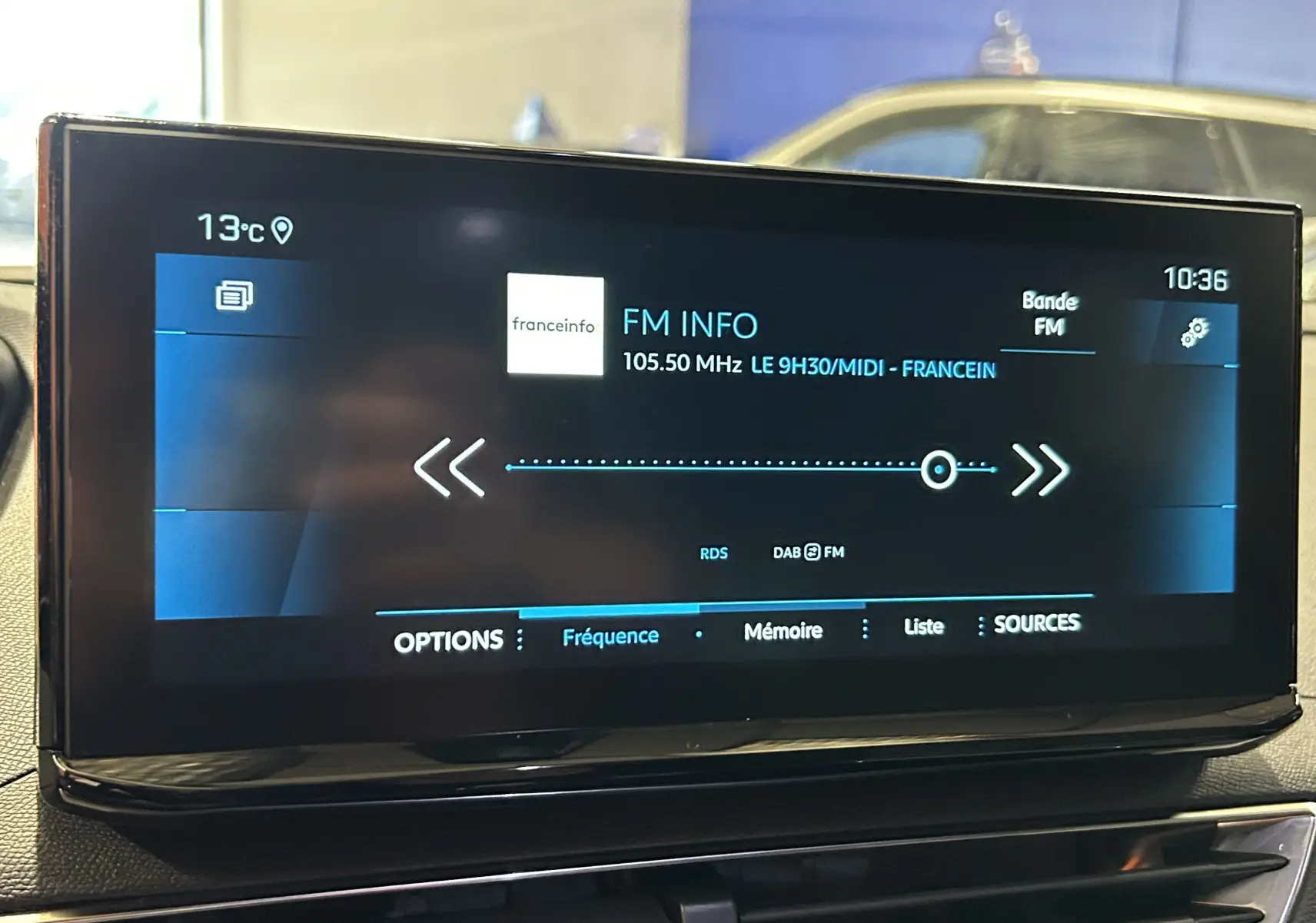 Écran tactile central du Peugeot 5008 2024 affichant la radio FM à 105,50 MHz dans un intérieur sombre.