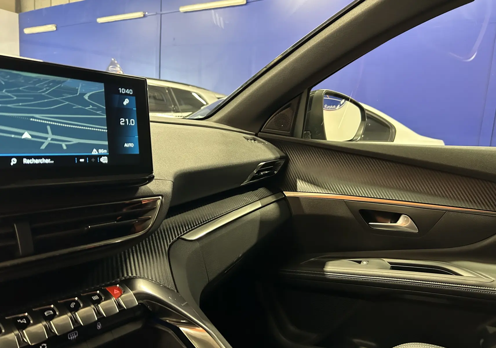 Vue intérieure côté passager du Peugeot 5008 2024 avec tableau de bord moderne et écran tactile allumé.