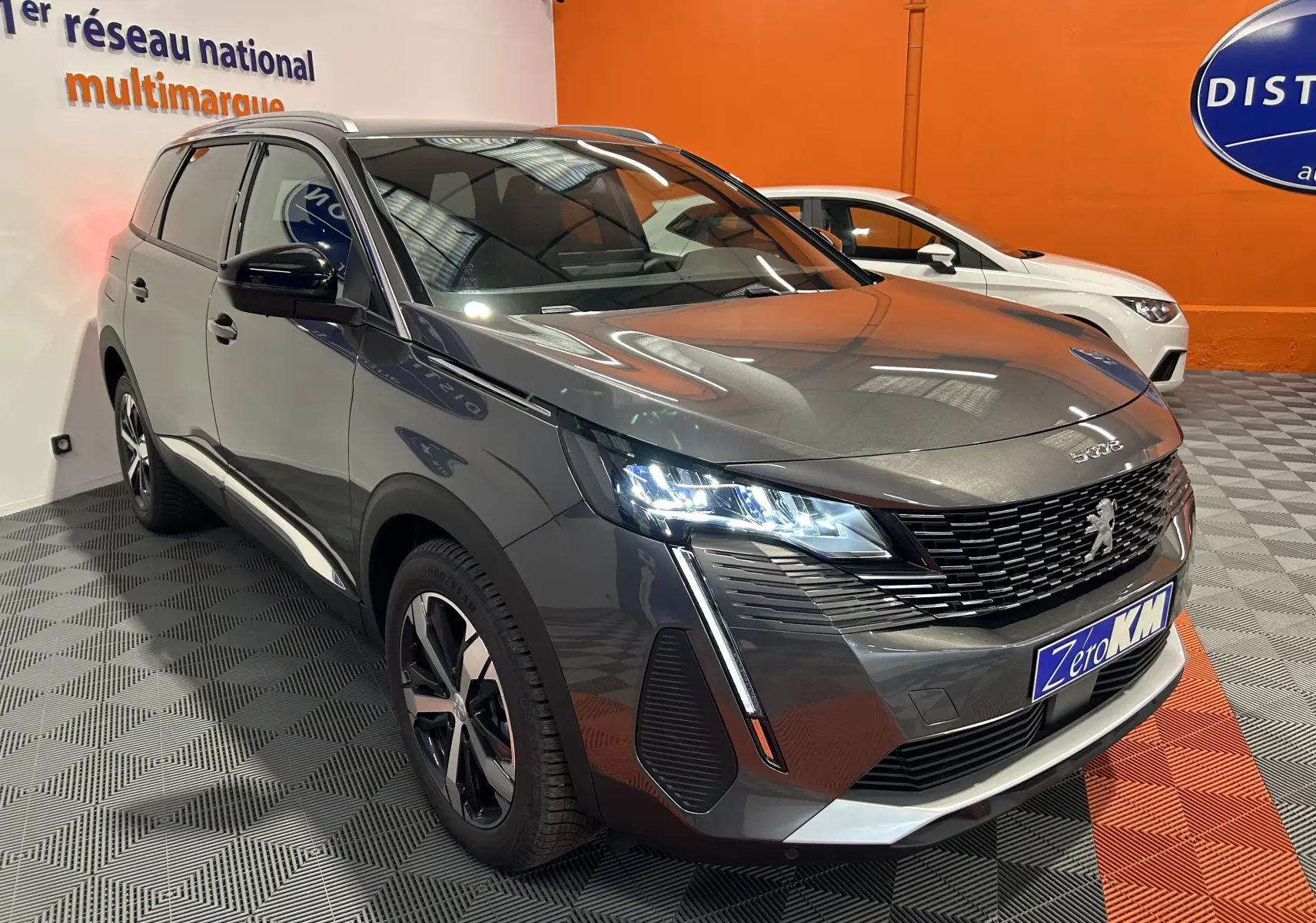 Peugeot 5008 BlueHDi 130 gris Platinium en 3/4 avant droit avec feux LED et jantes bi-ton visibles