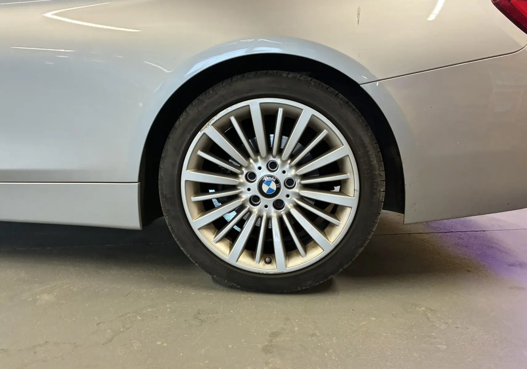 Gros plan sur la roue arrière droite gris clair d'une BMW Série 4 Cabriolet F33 420i Luxury de 2019 avec jante multi-branches.