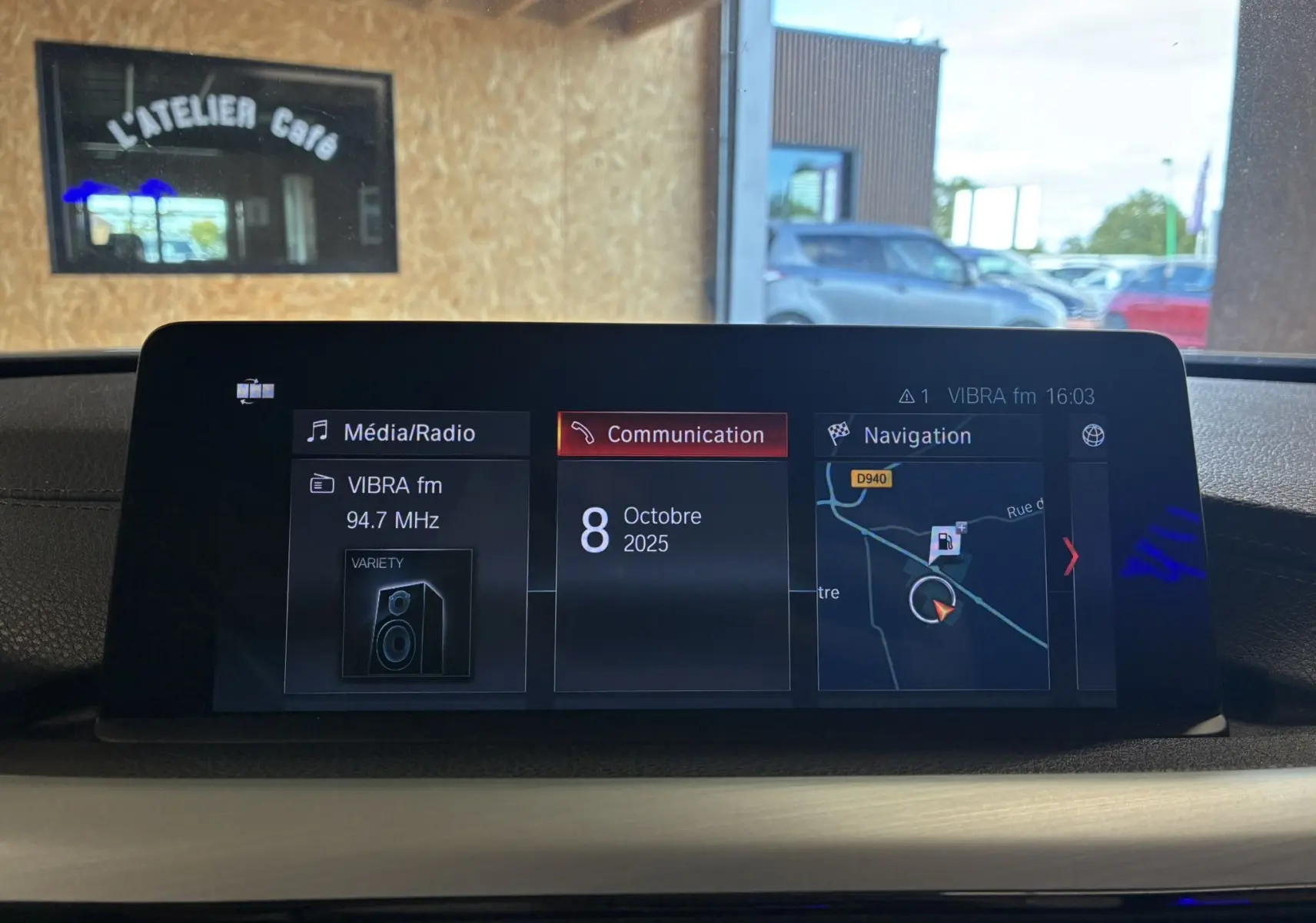 Écran central de la BMW Série 4 Cabriolet 420i 2019 affichant radio, communication et navigation en intérieur noir.