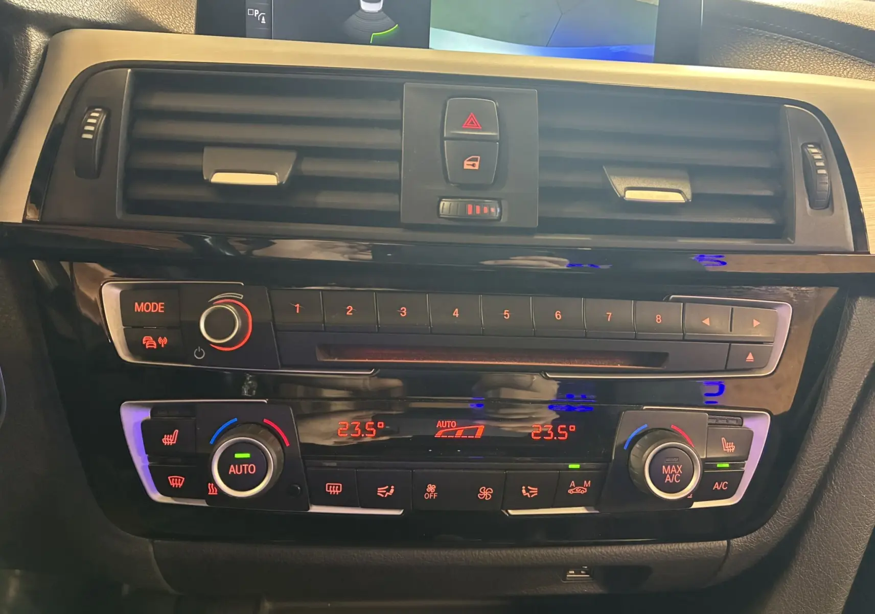 Tableau de bord central de BMW Série 4 Cabriolet gris 420i 2019, avec commandes climatisation et radio en vue rapprochée.