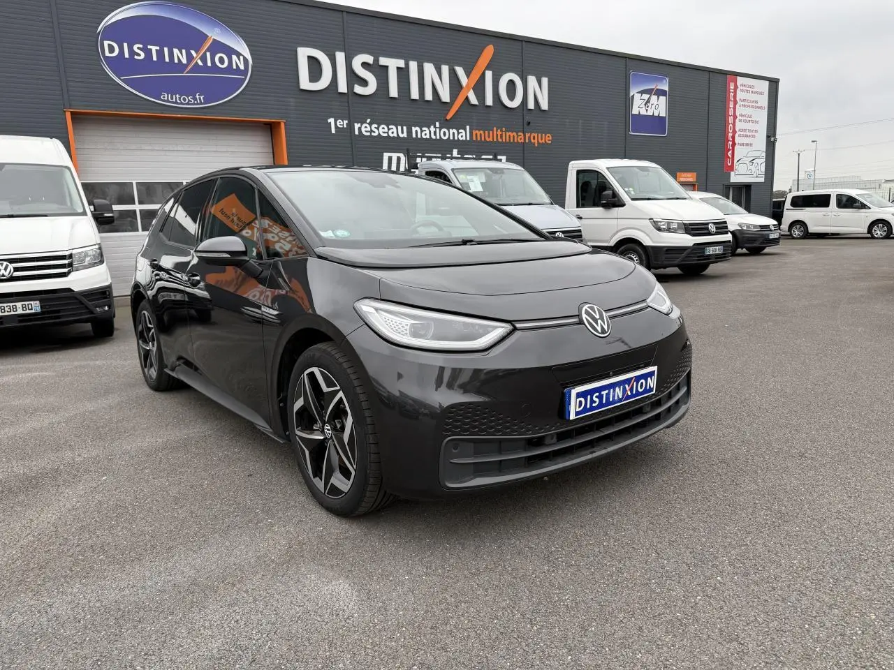 Volkswagen ID.3 Pro S gris manganèse en 3/4 avant droit sur parking devant concession multimarque Distinxion.