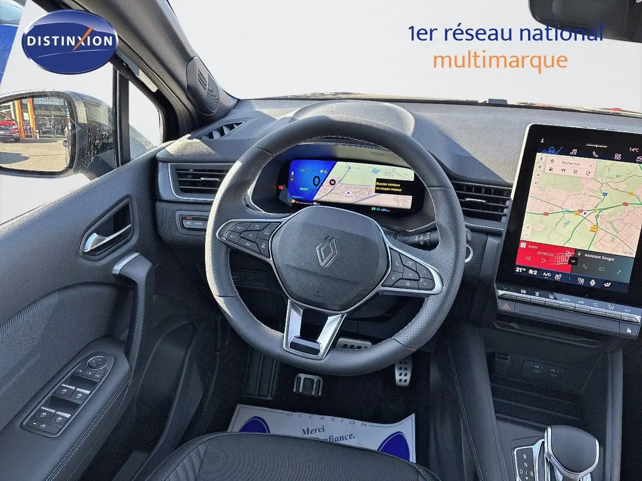 Vue intérieure du poste de conduite de la Renault Symbioz 2025, volant cuir noir et écran tactile central avec navigation.