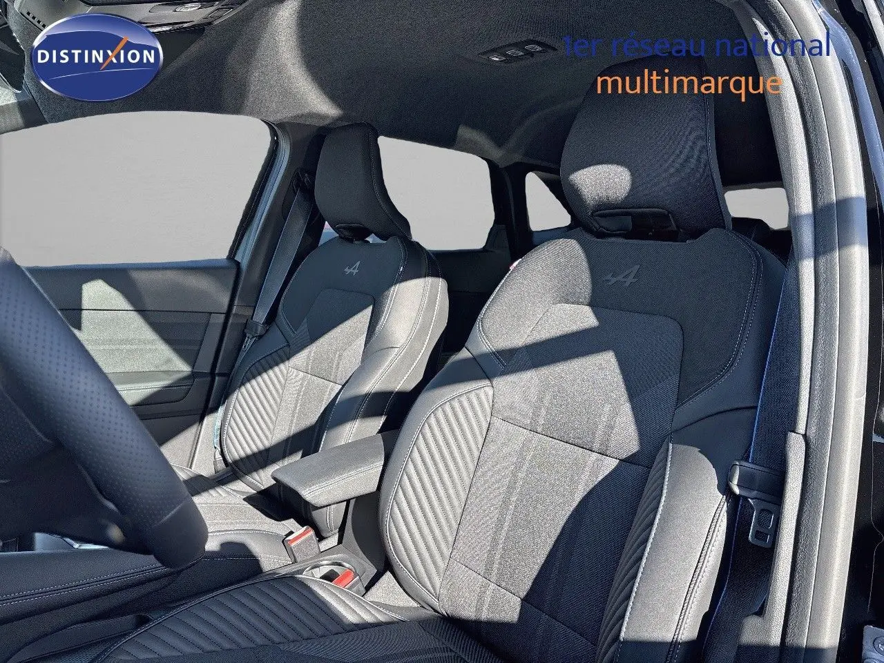 Intérieur du Renault Symbioz 2025, sièges avant noirs en cuir et tissu avec logo Alpine brodé, vue côté gauche.