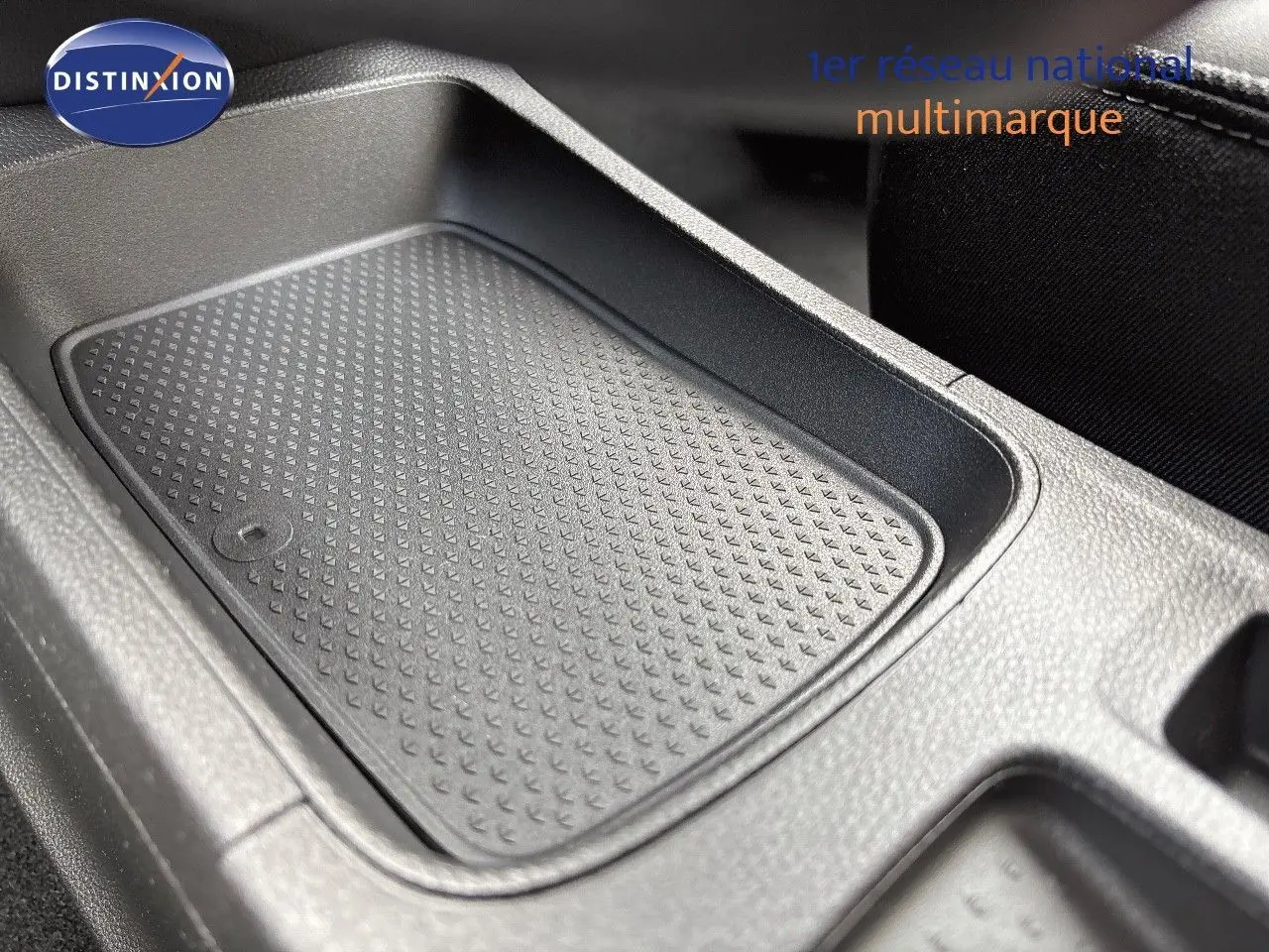 Gros plan sur le compartiment de rangement central noir avec surface antidérapante dans la Renault Symbioz 2025.