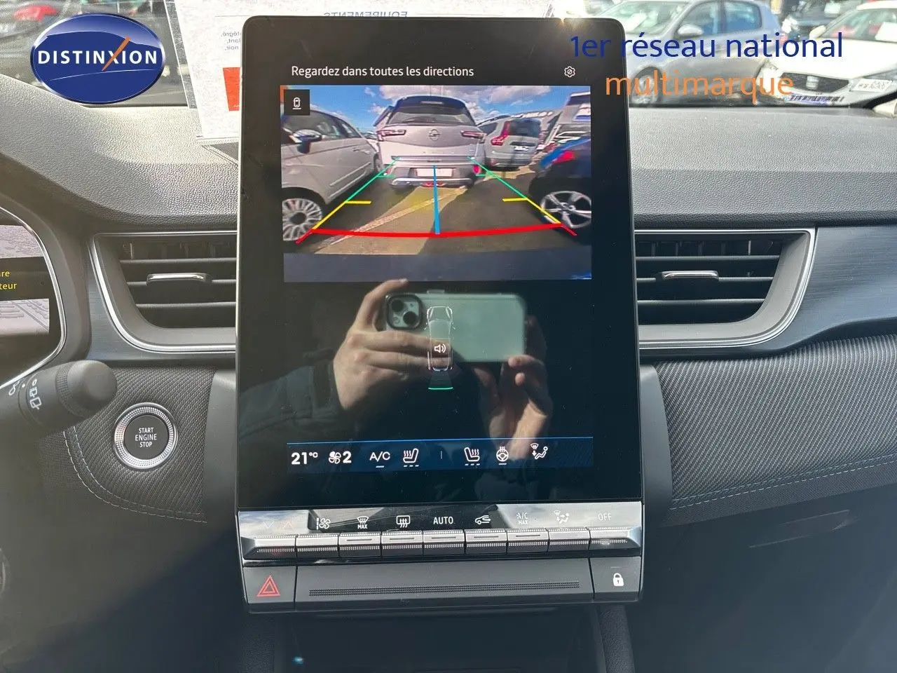 Écran tactile central montrant la caméra de recul d'une Renault Symbioz noire étoile métal, intérieur moderne avec bouton Start Engine.