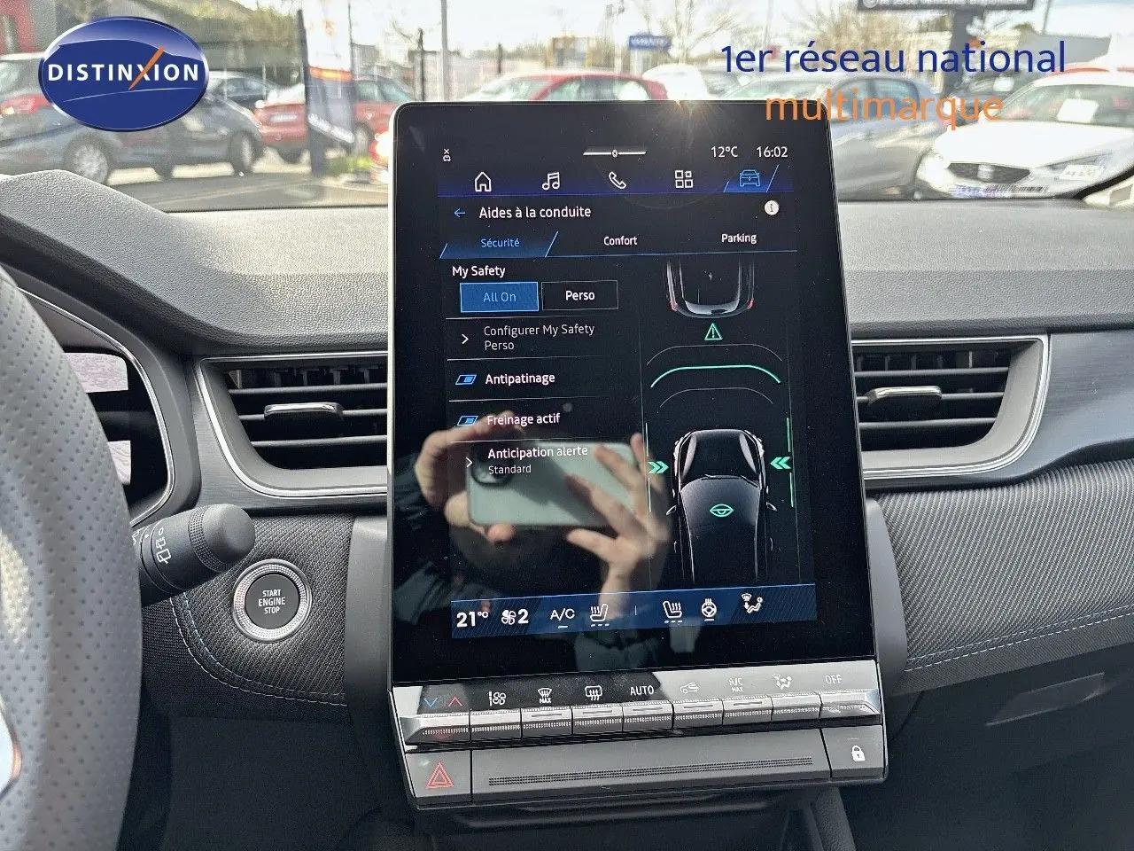 Tableau de bord et écran tactile central du Renault Symbioz noir étoile métal, vue intérieure avant détaillée.