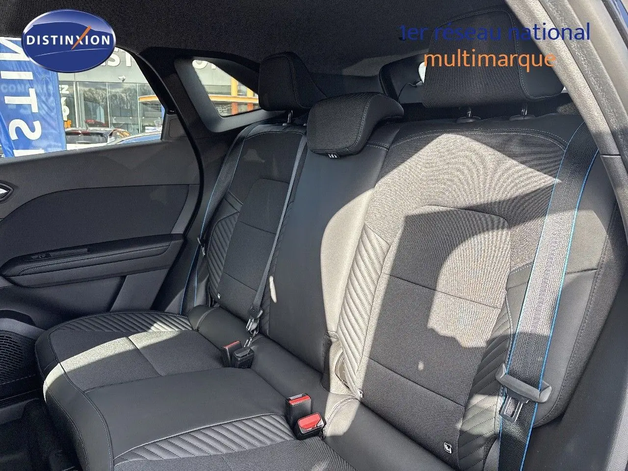 Vue intérieure du siège arrière côté droit d'une Renault Symbioz noire étoile métal avec finitions en cuir et tissu.