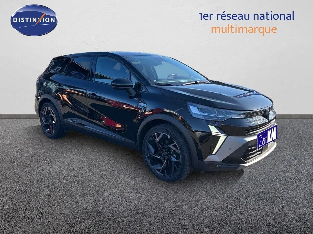 Renault Symbioz 2025 noir étoile métal en 3/4 avant droit avec jantes noires et détails avant distinctifs.