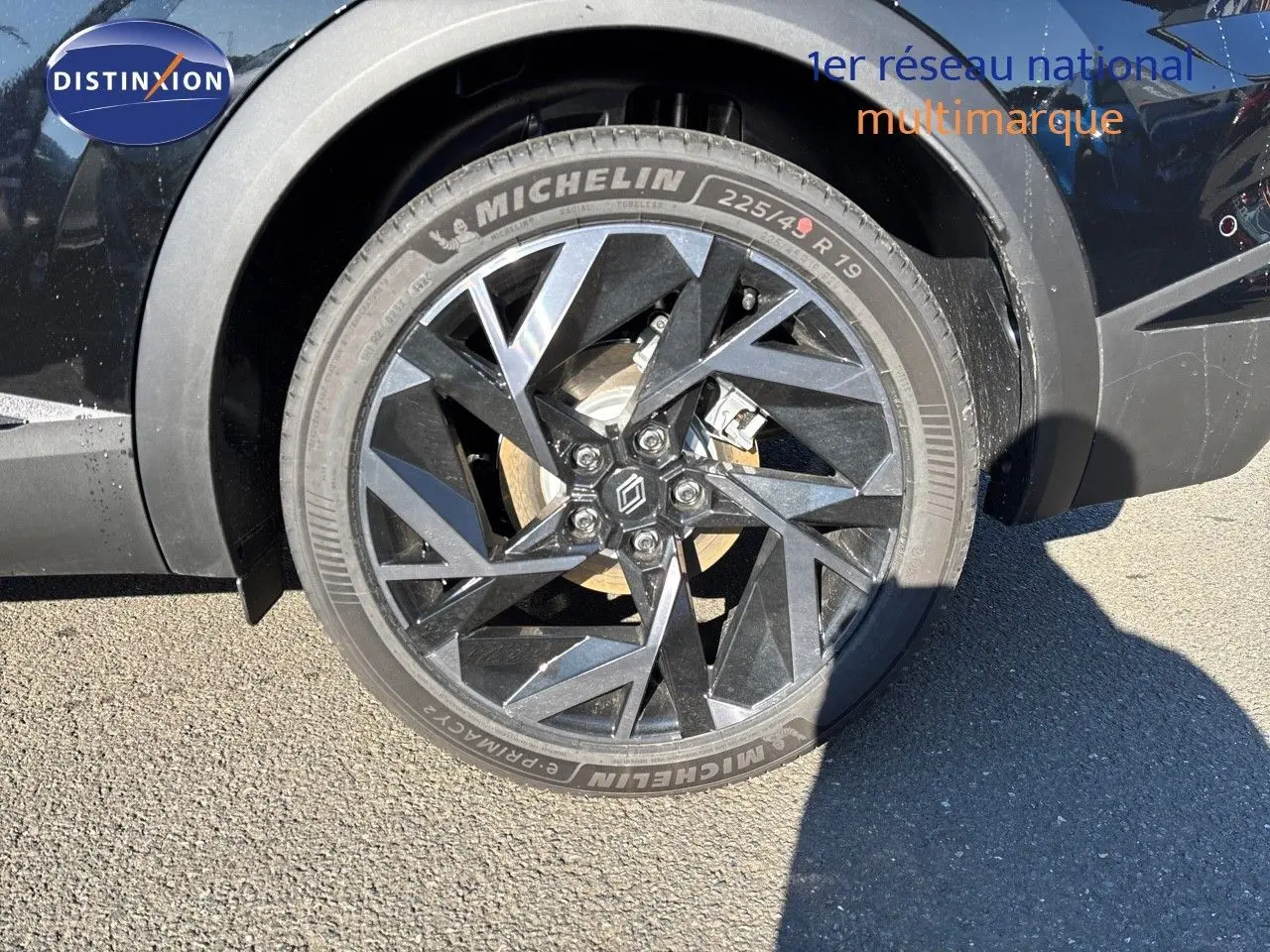 Gros plan sur la roue avant droite noire étoile métal du Renault Symbioz 2025 avec jante au design géométrique distinctif.