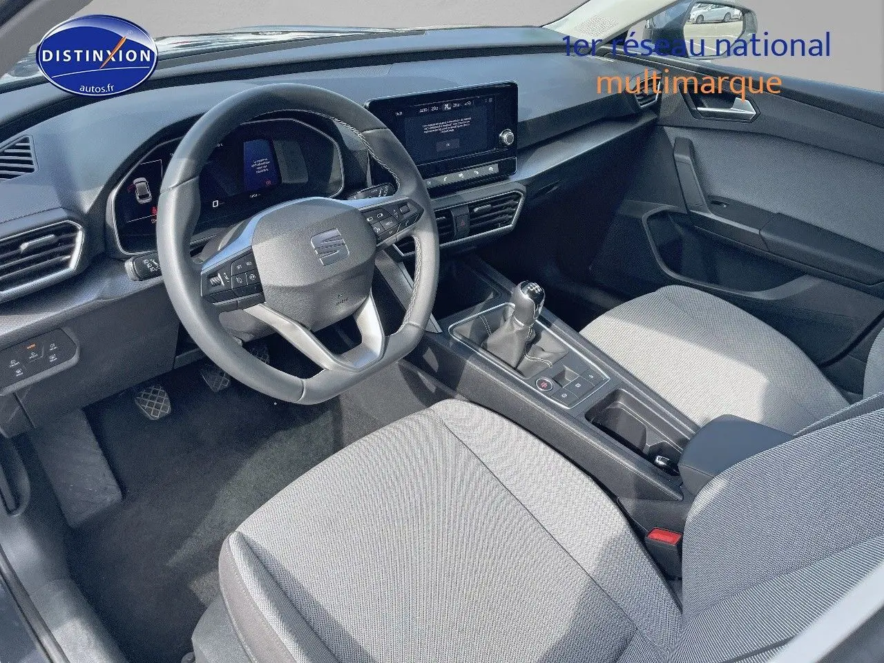 Intérieur de la SEAT LEON IV 2.0 TDI 115CH STYLE PACK 2024, vue côté conducteur avec tableau de bord et sièges gris clair.