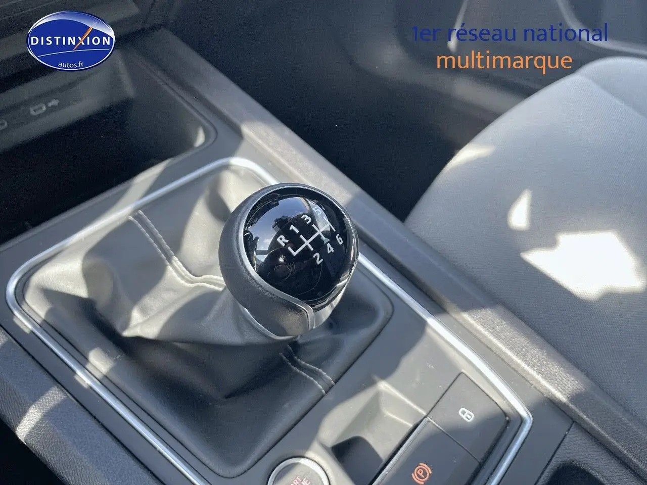 Le levier de vitesses manuel noir de la SEAT LEON IV gris métallique, vu en gros plan depuis l'intérieur côté passager.