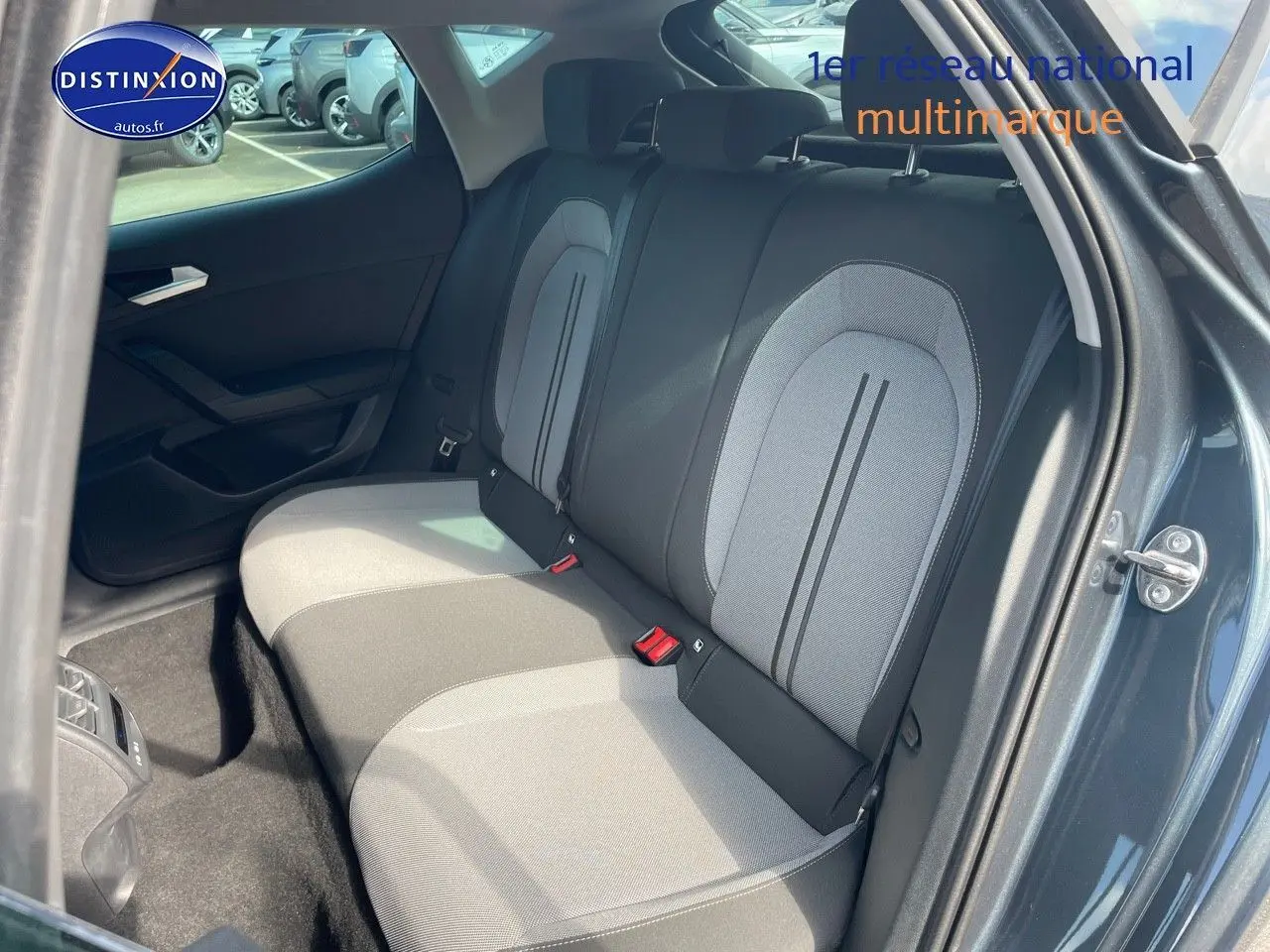 Vue intérieure sur les sièges arrière gris clair et foncé du SEAT Leon IV 2.0 TDI 2024, porte arrière droite ouverte.