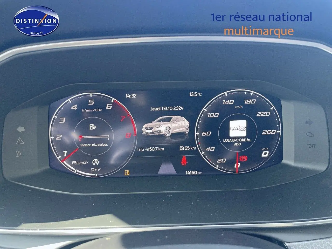 Tableau de bord digital du SEAT LEON IV gris magnétique, affichant vitesse, régime et autonomie à 3/4 face.