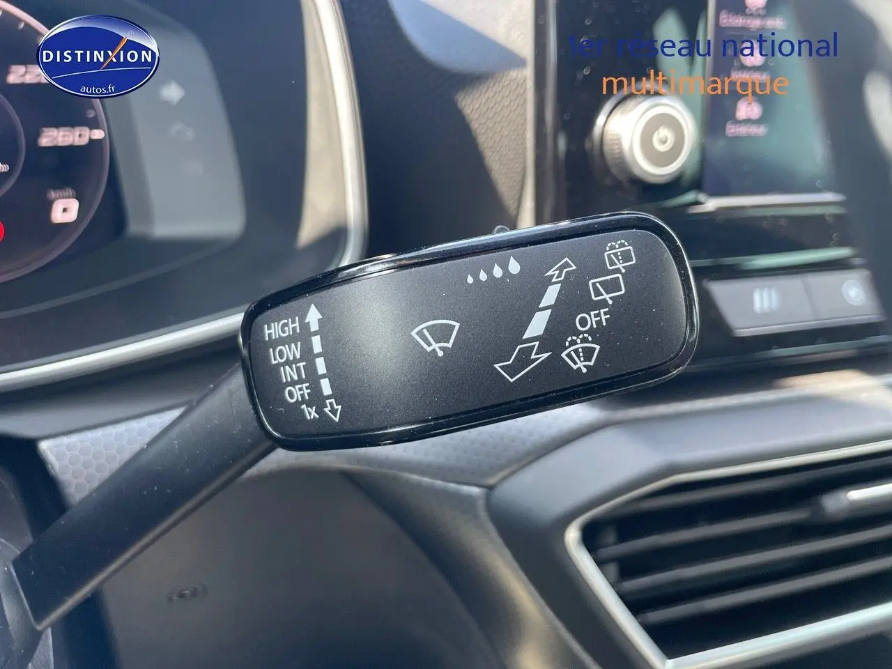 Gros plan sur la manette d'essuie-glace dans l'habitacle d'une SEAT LEON gris magnétique 2024.