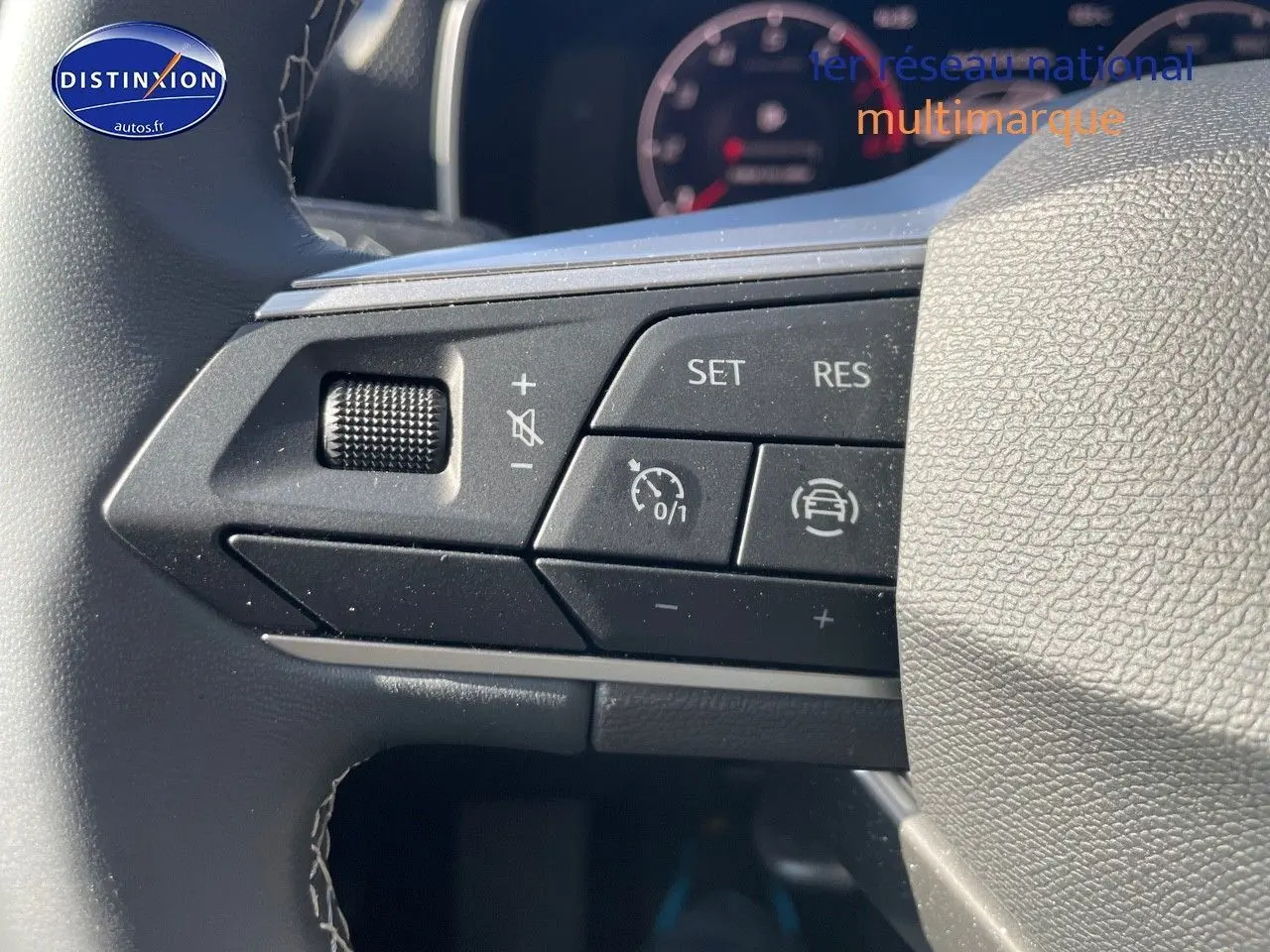 Gros plan sur les commandes de régulateur de vitesse au volant gris d'une SEAT LEON IV 2.0 TDI 115CH STYLE PACK 2024.