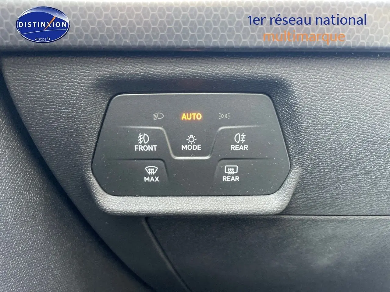 Panneau de commande des feux et désembuage avec éclairage automatique dans une SEAT LEON IV gris magnétique.