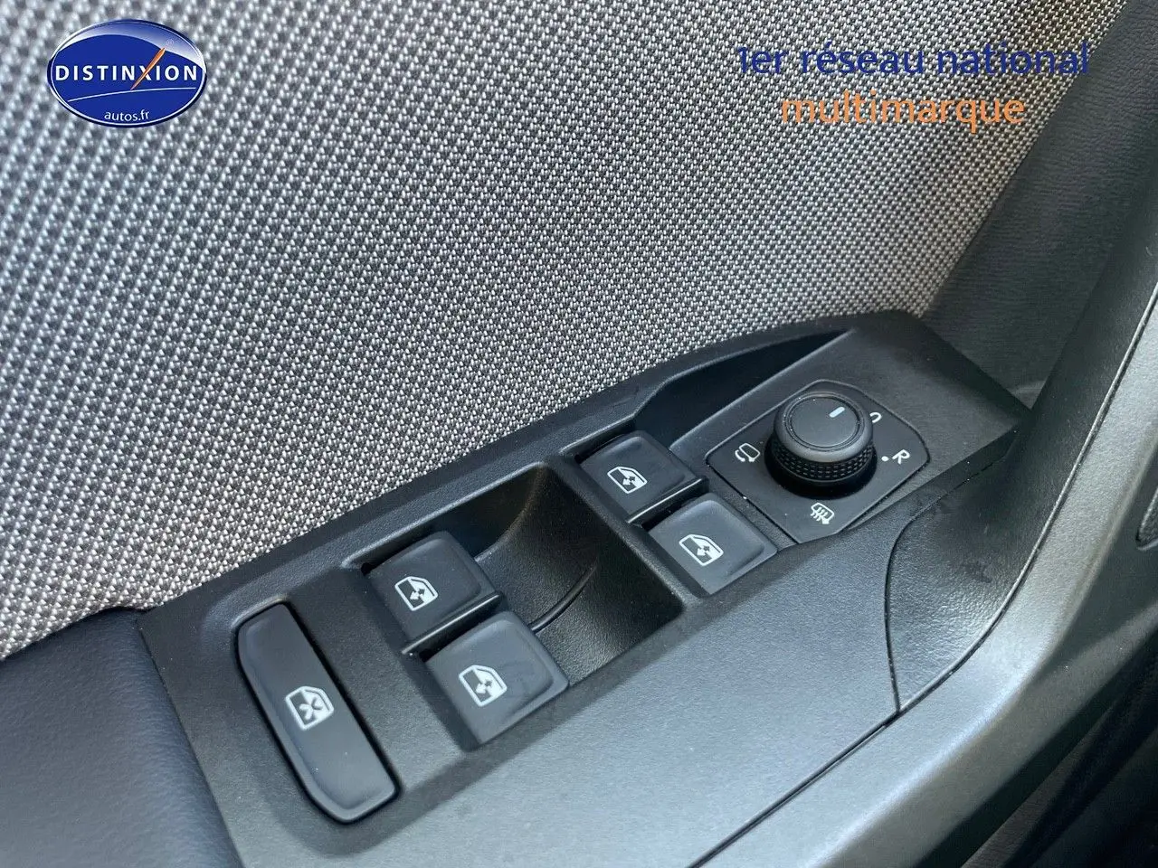 Commande des vitres électriques et réglage des rétroviseurs sur la porte côté conducteur d'une SEAT Leon gris métallique.