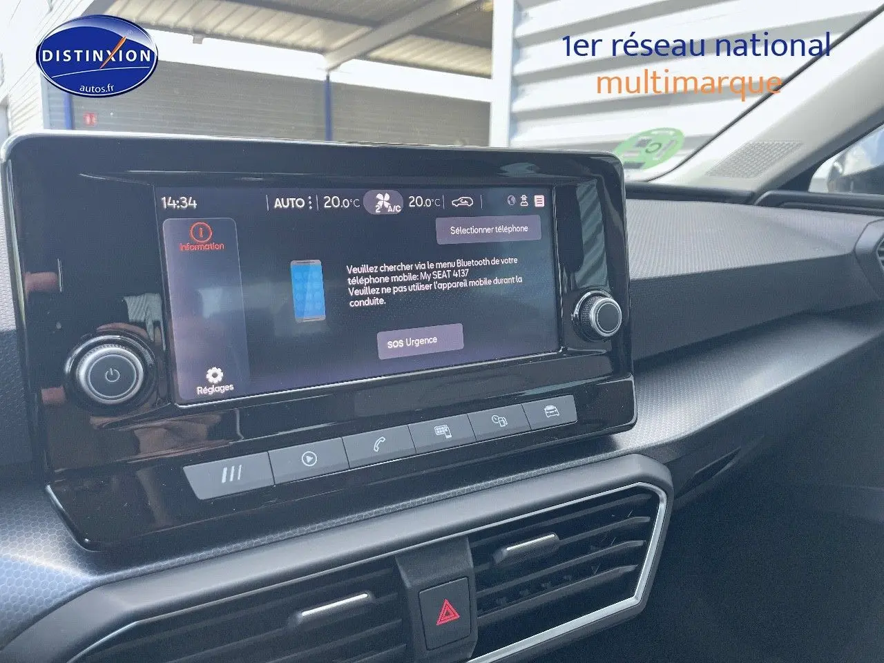 Vue rapprochée de l'écran tactile central et de la console d'une SEAT LEON IV gris magnétique, soulignant l'interface moderne.