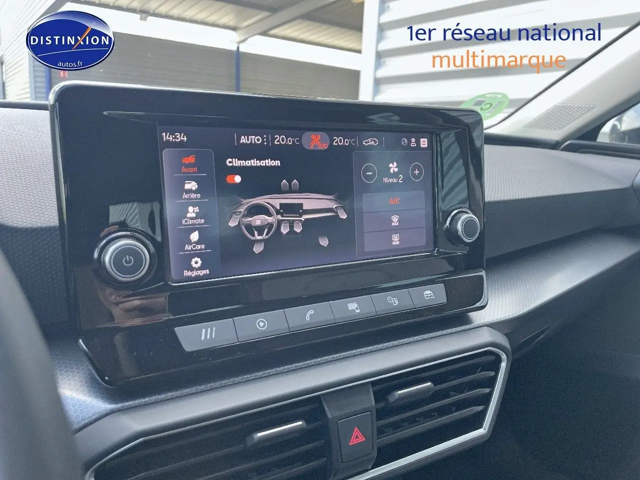 Écran tactile du système de climatisation dans l'habitacle d'une SEAT LEON IV gris magnétique, vue de côté droit.