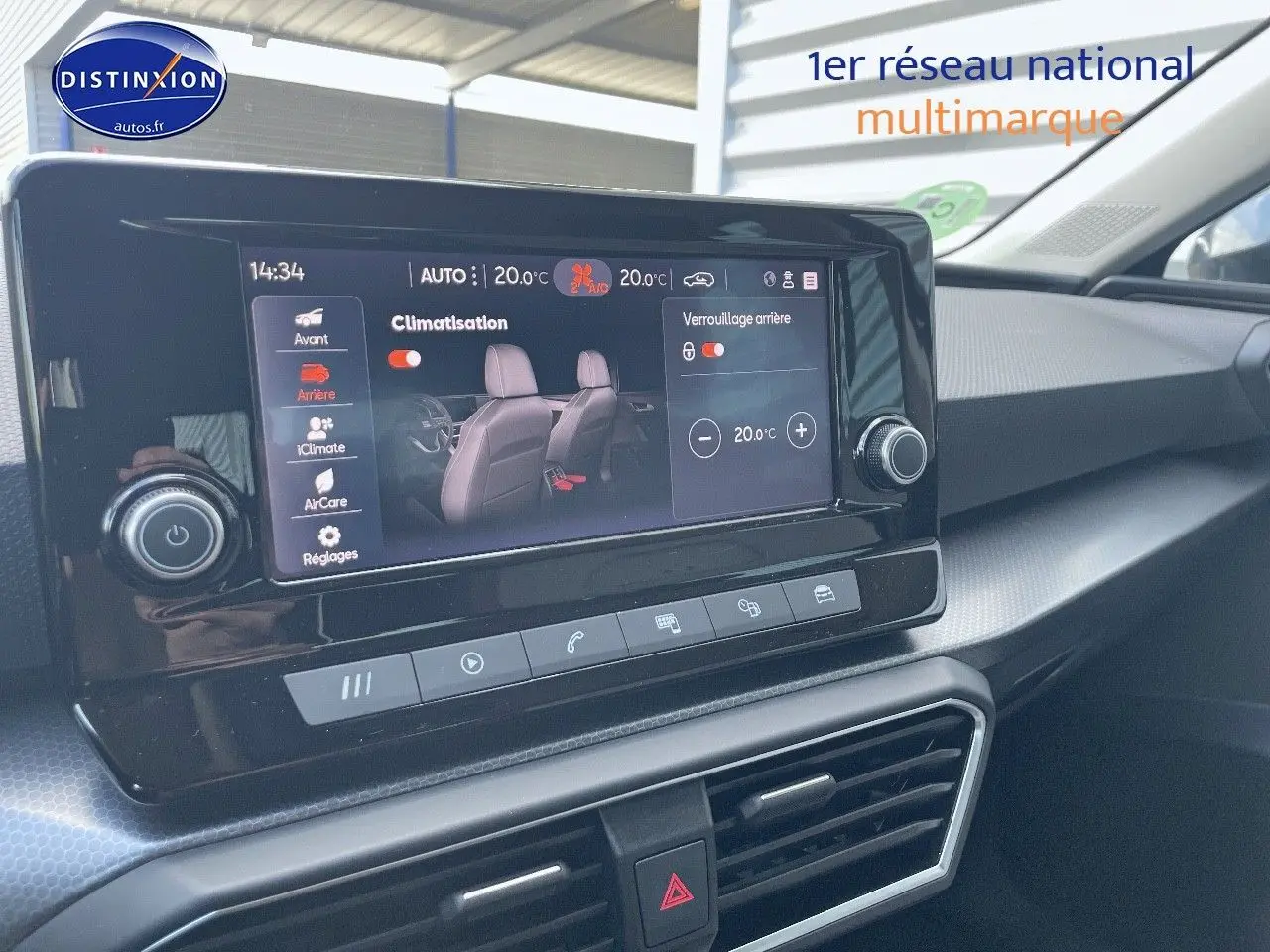 Vue intérieure du tableau de bord du SEAT LEON IV gris magnétique, écran tactile affichant la climatisation digitale.
