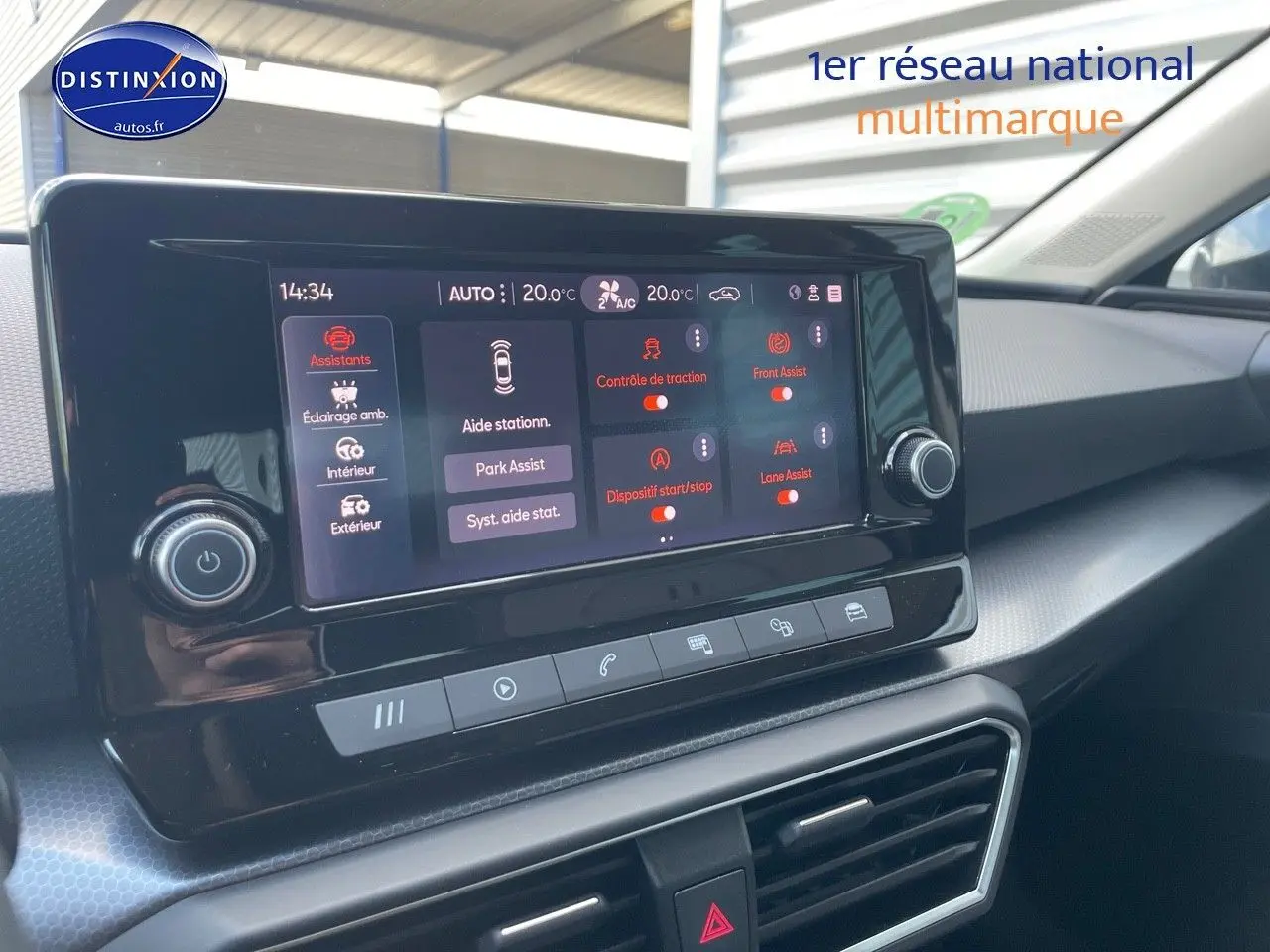 Écran tactile central du tableau de bord du SEAT Leon gris métallique, affichant les aides à la conduite.