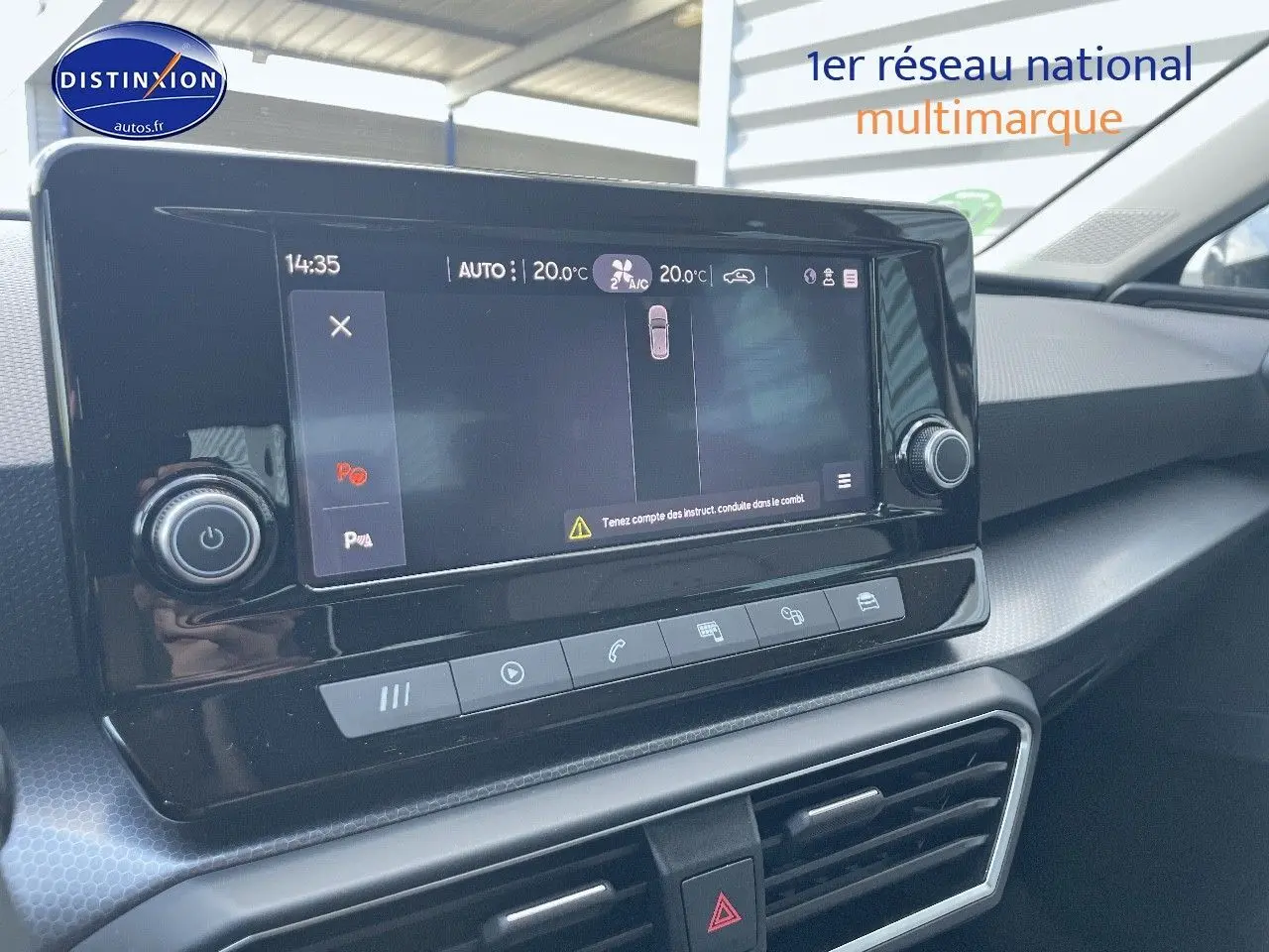 Écran tactile central du tableau de bord du SEAT LEON gris métallique, avec commandes climatisation et alertes visibles.