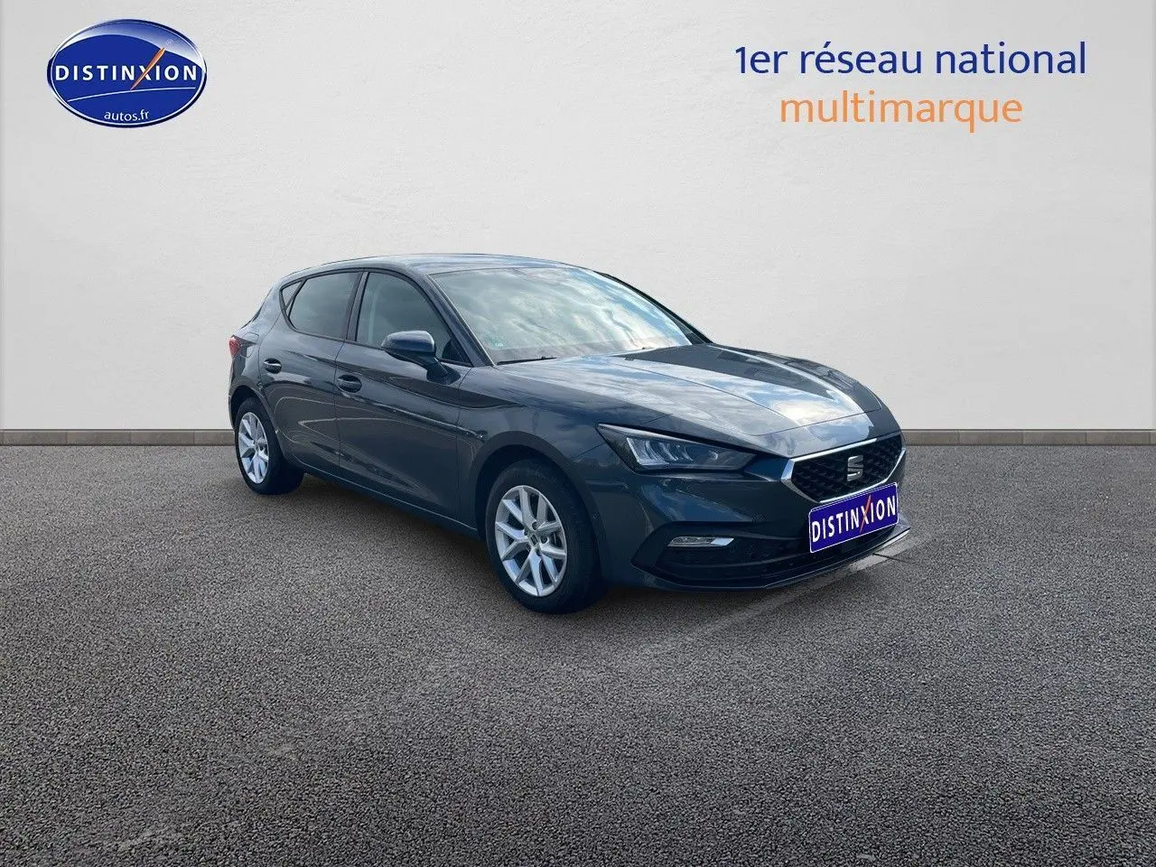 SEAT Leon IV gris magnétique métal vue 3/4 avant droit, mettant en valeur ses lignes modernes et ses jantes argentées.