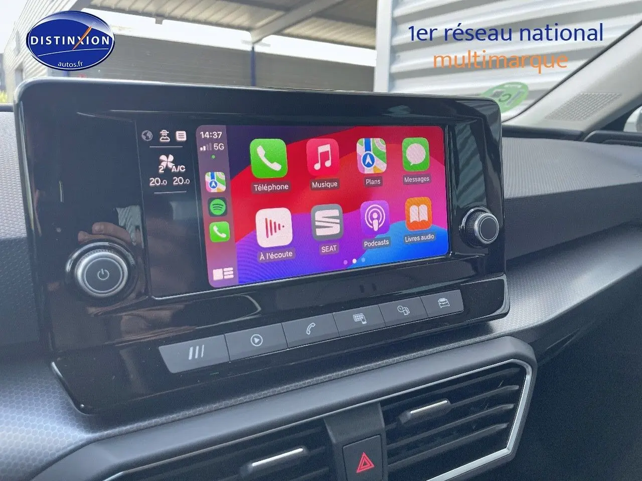 Écran tactile central avec interface Apple CarPlay dans l'habitacle d'une SEAT Leon gris magnétique 2024.
