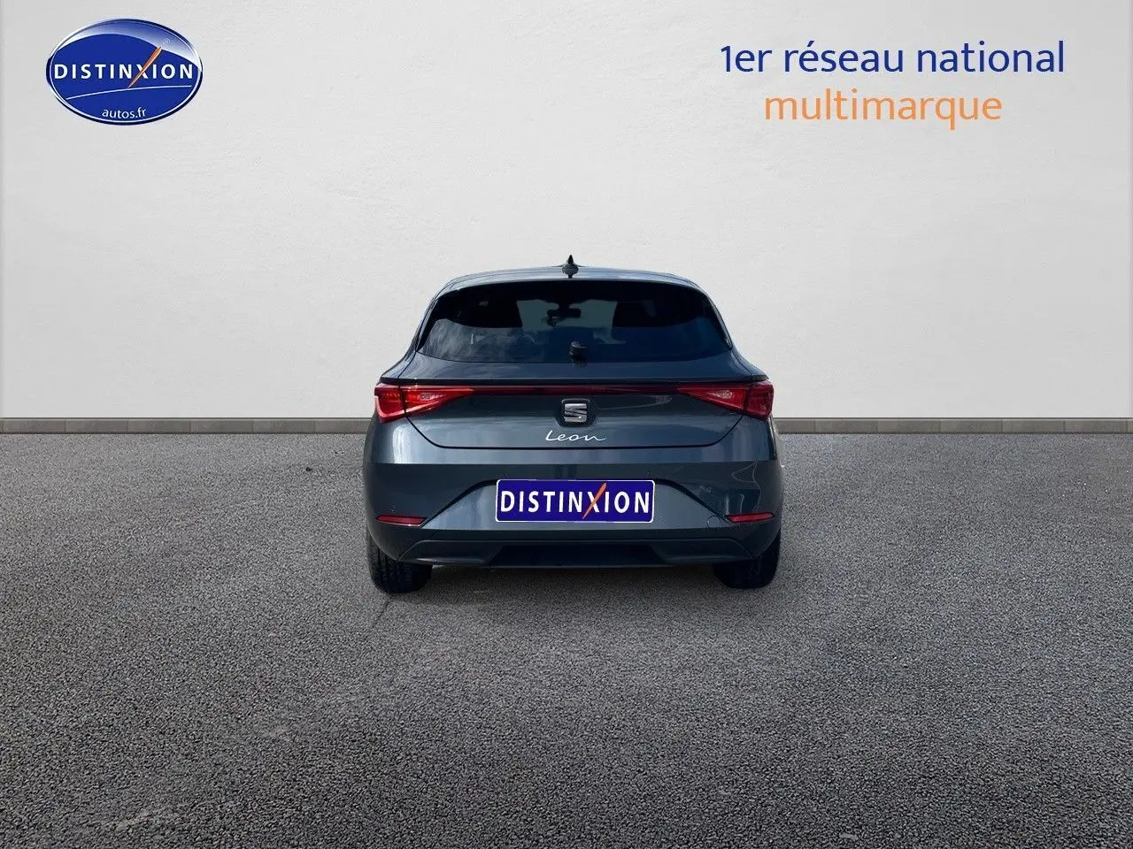 Vue arrière d'une SEAT Leon IV gris magnétique métal de 2024 avec feux LED et logo distinctif au centre du hayon.