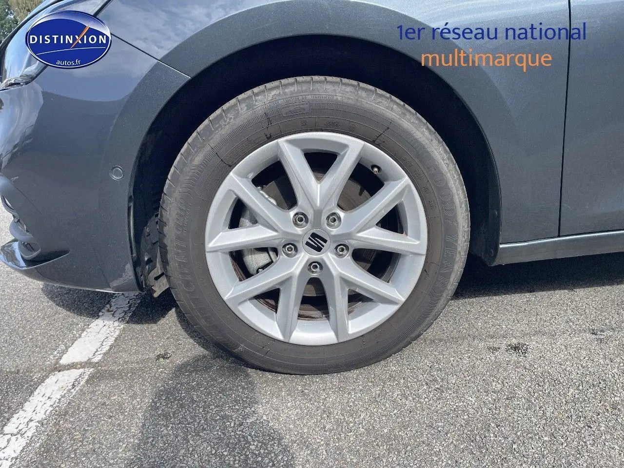 Gros plan sur la roue avant gauche gris métallique d'une SEAT LEON IV 2.0 TDI 115CH STYLE PACK 2024.