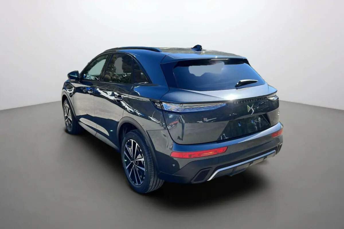 DS7 2025 gris titane en 3/4 arrière droit, avec feux arrière LED et jantes alliage distinctives