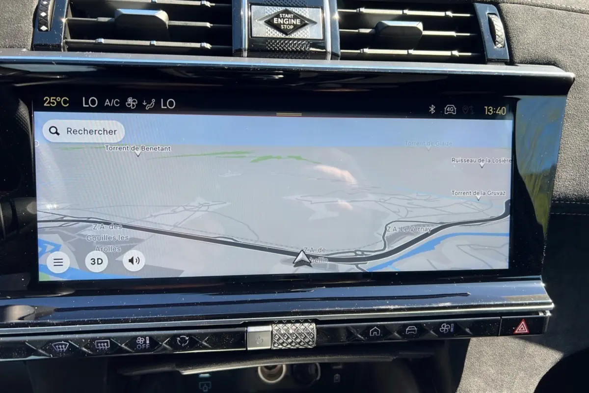 Écran tactile central du DS7 2025 en gris titane affichant la navigation GPS et commandes climatisation intégrées.