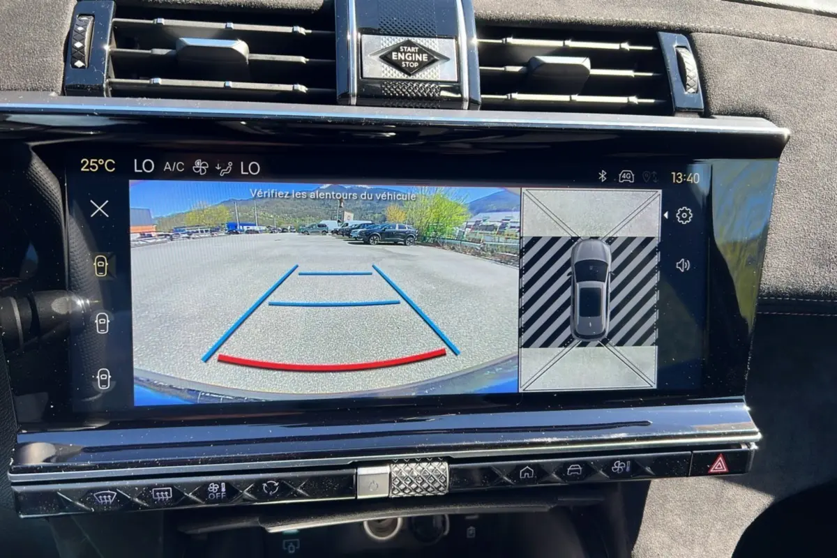 Écran multimédia du DS7 2025 gris titane montrant la caméra de recul et l'affichage 360° du stationnement.