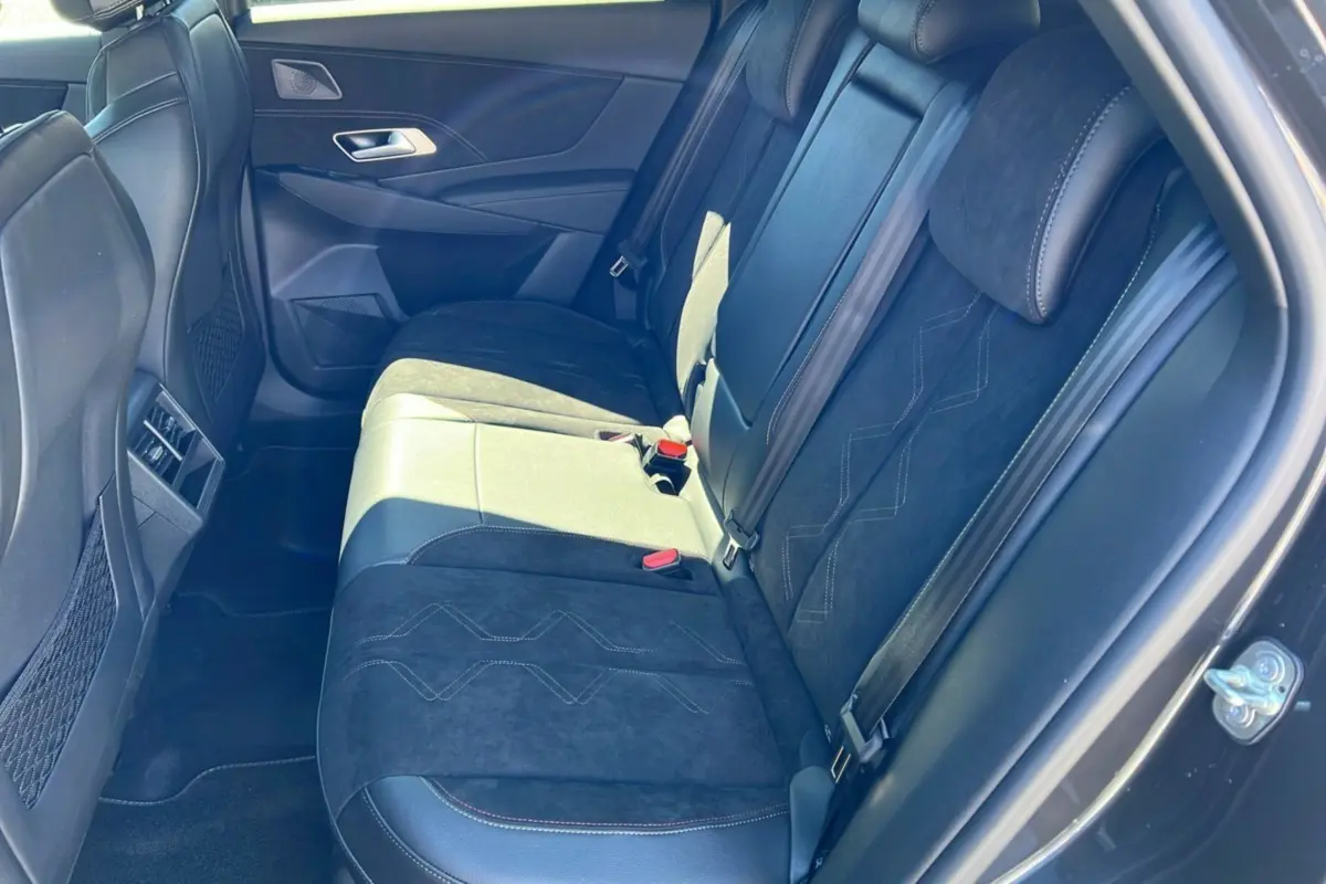 Vue intérieure côté droit des sièges arrière en cuir et alcantara noir du DS7 gris titane 2025 finition Pallas Pack Tech.